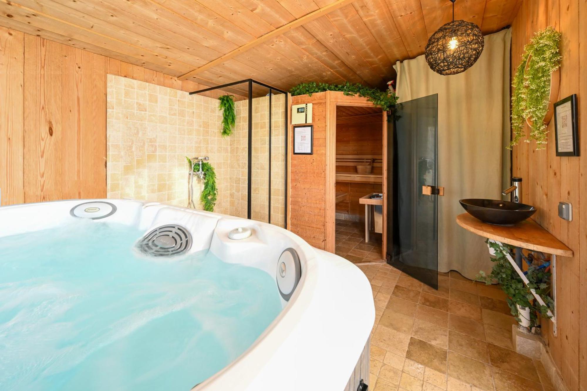 Ker Gana Sauna, Jacuzzi, Poele A Bois Plourin  Dış mekan fotoğraf